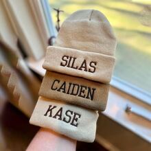 1顶纯色布艺刺绣名字针织帽，男女通用柔软针织帽，适合春秋冬季节，可定制名字，是圣诞礼物、生日礼物、个性化礼物的理想之选，也适合办公室、学校、教室、教师节、大学、同事、宿舍等场合佩戴。 - 彩色 - 查看 5