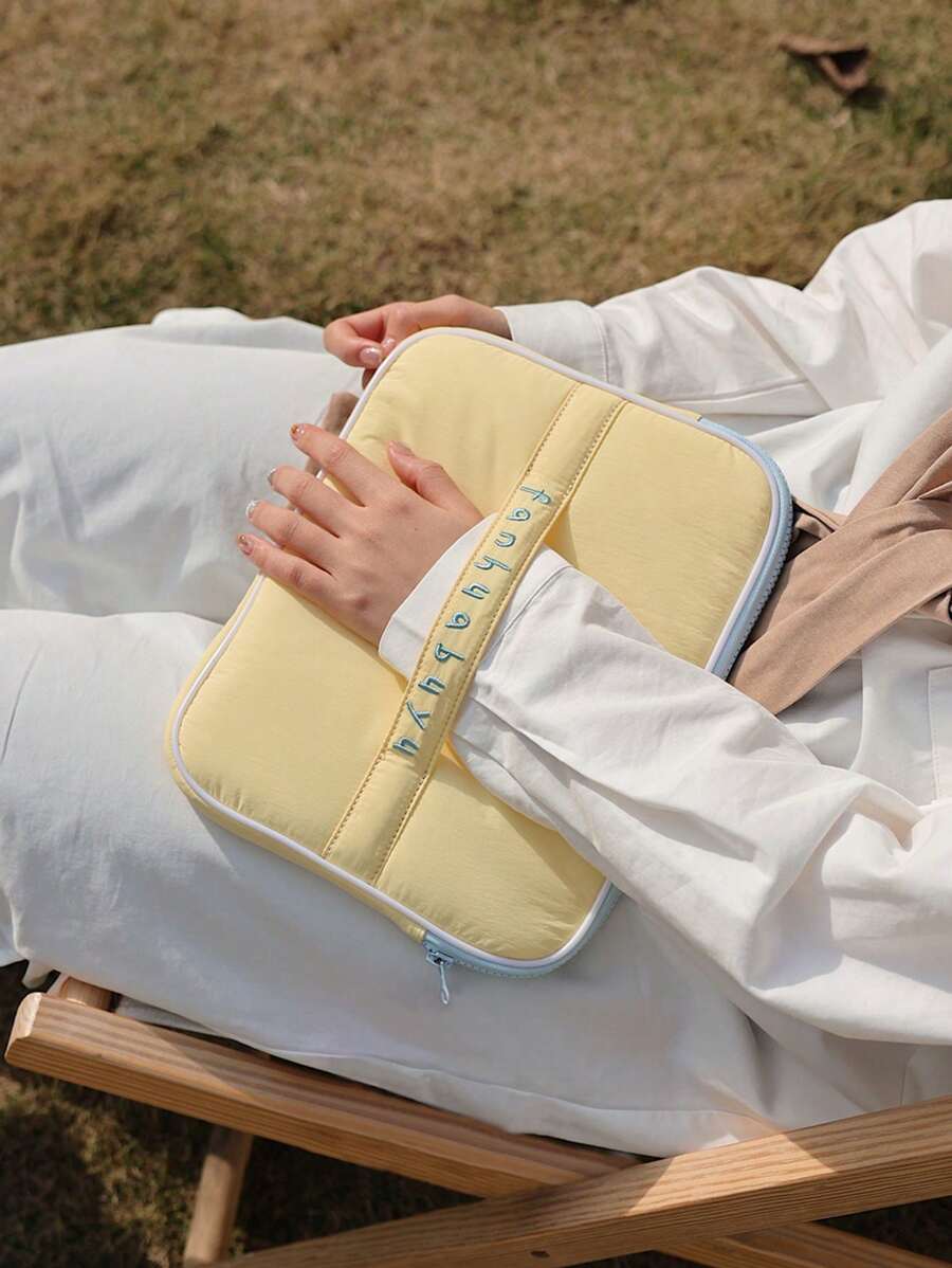 1 件 11 英寸刺绣花卉笔记本电脑内胆包，采用涤纶制成，带隔板和笔架