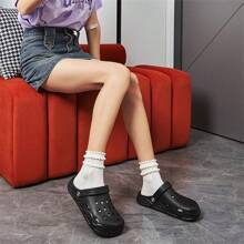 2026 Nya sommar andningsbara ihåliga bekväma slip-on sandaler, unisex halkfria luktresistenta tofflor - Svart - Visa 5