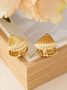 1 Pair Daily Commute Style Vertical Stripe Shell Earrings With Scallop Decoration Hoop Earrings Suitable For Women Shopping Gift For Best Friend - Earrings - View 4