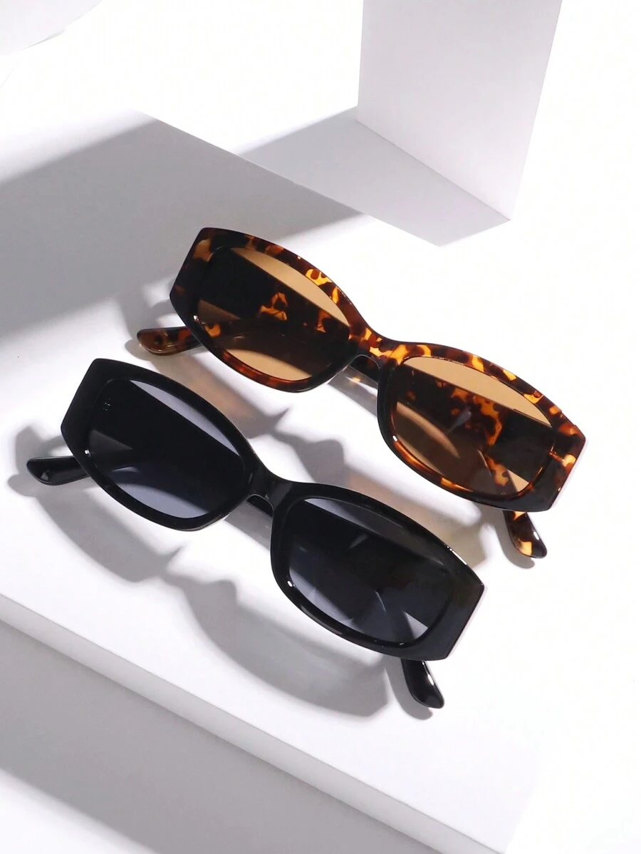 两副经典复古小框时尚眼镜，适合户外旅行、海滩度假，女士必备，夏季海滩、户外活动、旅行必备。