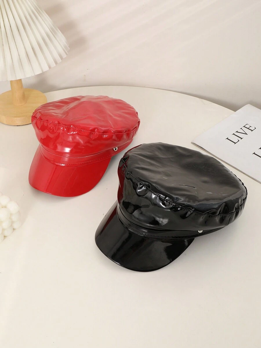 1 Stück wasserdichte Beanie-Mütze aus schwarzem und rotem Lackleder für Damen mit flacher Oberseite, schicker und ausgefallener europäischer und amerikanischer Stil, geeignet für Partys, Auftritte, Shopping und Fotografie