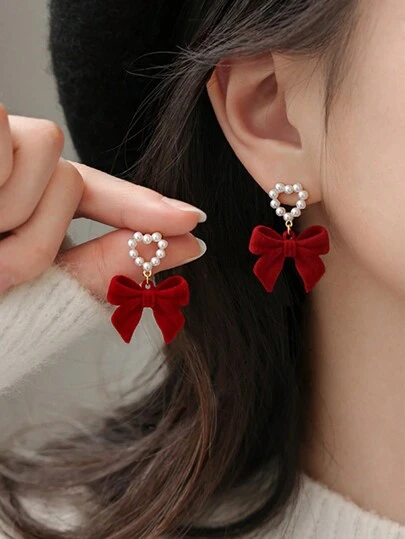 1 par de pendientes elegantes y retro con corazón de perla falsa y lazo de peluche rojo, adecuados para que las damas los usen en Año Nuevo, Navidad, San Valentín, bodas, ocasiones diarias y festivales de San Valentín