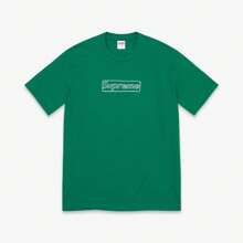 Camiseta Supreme X KAWS 'Chalk Logo' Light Pine (SS21) - Multicolor - Ver 1