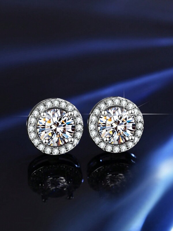 زوج من أقراط المسانيت الماسية المطلية بالبلاتين الفضي عيار 925، من تصميم هندسي دائري فاخر وأنيق، قطع الماس الرئيسي 1 قيراط، بريق ساطع مناسبة للنساء لخطوبة، زواج، هدايا الأصدقاء المقربين، حفلات زفاف، حفلات الترفيه أو الاستخدام اليومي، حفلات العطلات