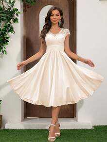 女士缎面优雅蕾丝面料婚纱新娘送礼会礼服，新娘