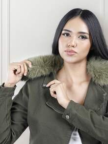 Chamarra Verde Militar de Mezclilla con Cuello de Peluche y Cierre Metálico, Casual y Moderna - Verde militar - Ver 3