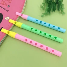 这款糖果色的六孔迷你竖笛由塑料制成，是演奏音乐的小笛子，是派对和休闲时光的绝佳礼物。它不仅是一种乐器玩具，还能为派对增添一丝乐趣和娱乐。凭借其鲜艳的颜色和便携的尺寸，它易于携带和随处演奏。无论是生日派对 - 彩色 - 查看 4