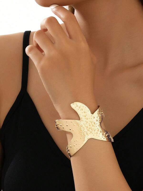 1 Stück texturiertes goldfarbenes Seestern-Armband, leichter Luxus-Schmuck im europäischen Stil, geeignet für Damen für den Alltag und zum Ausgehen