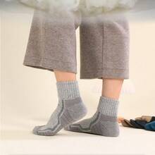 一双优质美利奴羊毛男女通用短袜 - 压缩支撑、厚垫、隐形设计，适合跑步、徒步旅行、篮球、户外活动 - 透气、吸湿排汗、防起泡、足弓支撑，适合男士 - 彩色 - 查看 5