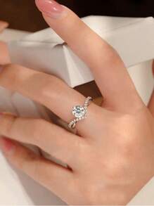1pc 1 Carat D Color VVS Clarity GRA Certified Classic Elegant Luxurious S925 Sterling Silver Platinum Plated Moissanite Crown Open Finger Ring, Suitable For Women's Engagement, Wedding, Best Friend Gift, Wedding Party And Daily Wear. The Main Stone Is 1 Carat Moissanite With Brilliant Fire & Sparkle. S925 Sterling Silver Setting Is Hypoallergenic. The Design Is Fashionable, Graceful, Minimalist And Suitable For Office, Party And Commuting Occasions.
