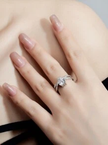 1pc 1 Carat D Color VVS Clarity GRA Certified Classic Elegant Luxurious S925 Sterling Silver Platinum Plated Moissanite Crown Open Finger Ring, Suitable For Women's Engagement, Wedding, Best Friend Gift, Wedding Party And Daily Wear. The Main Stone Is 1 Carat Moissanite With Brilliant Fire & Sparkle. S925 Sterling Silver Setting Is Hypoallergenic. The Design Is Fashionable, Graceful, Minimalist And Suitable For Office, Party And Commuting Occasions.
