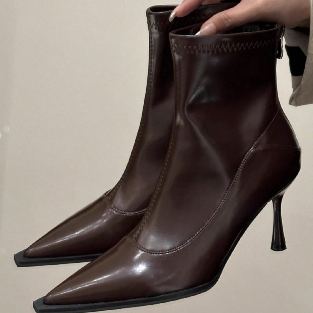Botas de tobillo de tacón alto de punta afilada, nuevas para otoño/invierno 2025 de estilo europeo y americano. Botas de tobillo ajustadas con parch