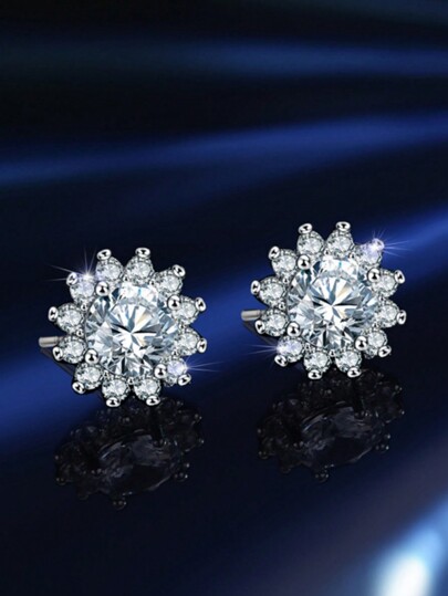 زوج من أقراط أنيقة ومتعددة الاستخدامات من الفضة الاسترلينية المطلية بالبلاتين بشكل زهرة دوار موسانايت ذات وضوح VVS وسمرة لون D مع شهادة GRA، مناسبة للنساء في مناسبات الزفاف والخطوبة وهدايا الصديقات وحفلات الزفاف واللبس اليومي، حجر رئيسي موسانايت قيراط واحد بلمعان براق وإشراق، إطار من فضة إسترليني محايد تحسساً، تصميم أنيق وعملي مناسب للعمل والمناسبات الرسمية