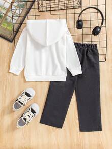 小男孩 2 件套服装：迷彩字母“Mama's Boy”连帽衫 + 拼布破洞迷彩裤 - 秋冬季儿童时尚必备单品 - 白色 - 查看 3