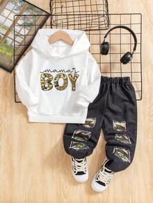 小男孩 2 件套服装：迷彩字母“Mama's Boy”连帽衫 + 拼布破洞迷彩裤 - 秋冬季儿童时尚必备单品 - 白色 - 查看 2