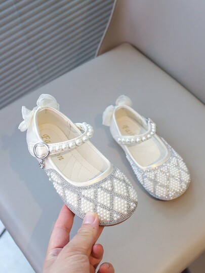 أحذية مسطحة بأزرار وحلقات للبنات مزينة بخرز ولؤلؤ وفراشة، مناسبة لليومي والعروض والحفلات والصيف والخريف
