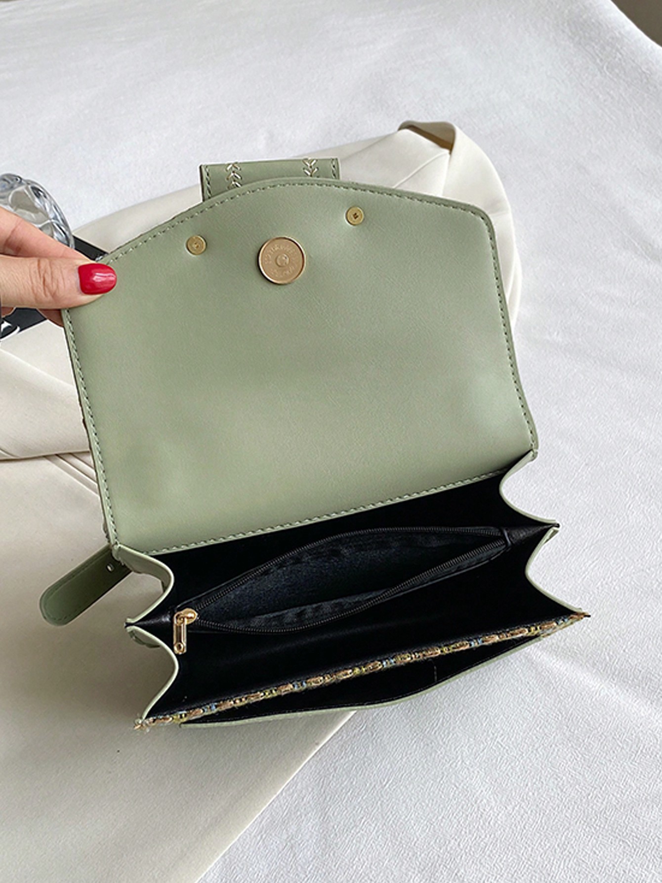 حقيبة كتف صغيرة من الصوف الناعم بنمط المربعات المت...