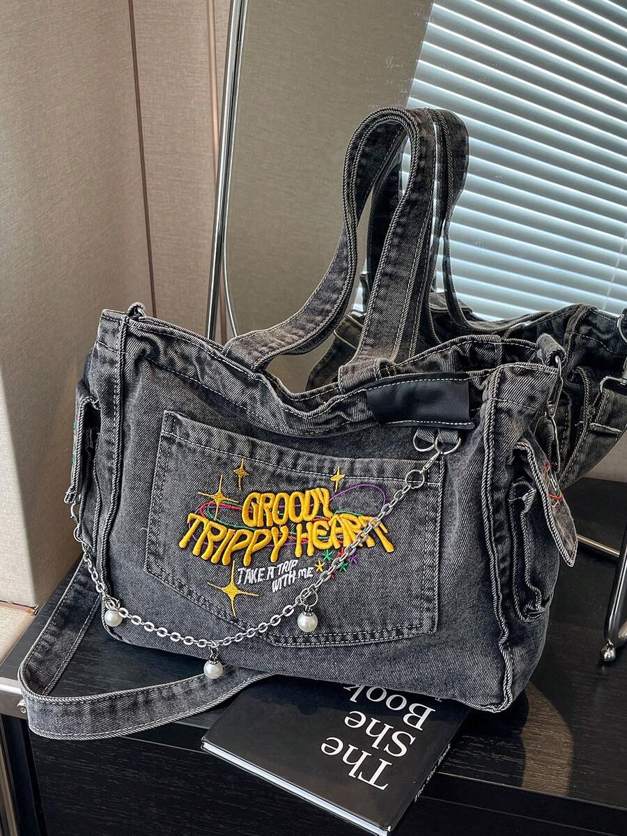 2024年新款时尚经典百搭休闲字母图案装饰设计大容量单肩包金属链条装饰设计手提包适合校园用。