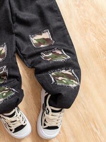 小男孩 2 件套服装：迷彩字母“Mama's Boy”连帽衫 + 拼布破洞迷彩裤 - 秋冬季儿童时尚必备单品 - 白色 - 查看 9