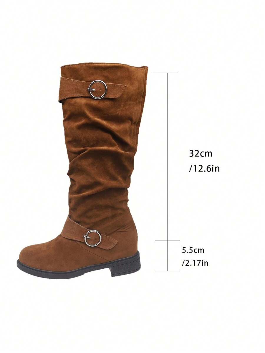 Botas medianas para mujer de mediados de pantorrilla, tacón mediano plano, botas altas de tacón, puntera redonda, botas altas de moda con cuña oculta, fuste largo plisado por encima de la rodilla en color marrón, tallas grandes - Marrón - Ver 1