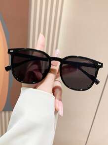 Kính râm phân cực gọng nhựa vuông cổ điển thời trang phong cách cổ điển cho thể thao ngoài trời đạp xe du lịch bãi biển kỳ nghỉ lái xe câu cá bảo vệ tia cực tím phụ kiện bãi biển cho phụ nữ kính râm kính râm cơ bản và phù hợp với áo len quần jean quần nỉ áo khoác hoodie váy và áo sơ mi dài tay ngày lễ tình nhân kính râm thời trang ngày lễ tình nhân trang phục thanh lịch gia đình đi chơi du lịch kỳ nghỉ kỳ nghỉ cho kỳ nghỉ hè bãi biển, ngoài trời, du lịch - màu đen - Xem 3