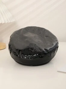 1 Stück wasserdichte Beanie-Mütze aus schwarzem und rotem Lackleder für Damen mit flacher Oberseite, schicker und ausgefallener europäischer und amerikanischer Stil, geeignet für Partys, Auftritte, Shopping und Fotografie