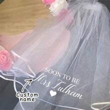 个性化定制准新娘短头纱，适合单身派对、周末旅行、告别单身派对、新娘送礼会、婚礼、订婚、未来太太等场合，可作装饰礼物。风格：耐用、复古、休闲、潮人、老钱、时尚、可爱、定制、个性化、独特、专属定制。适合女性、中学生、高中生、大学生、大一、大二、低年级学生。适合秋季穿着，可作服装配饰、定制婚礼配饰、女士发饰。 - 白色 - 查看 5