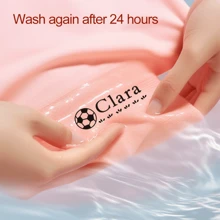 Con dấu tên cá nhân hóa cho quần áo - Thiết kế tùy chỉnh chống thấm nước và có thể giặt được cho vải - Lý tưởng để cá nhân hóa áo phông, đồng phục, khăn tắm, v.v. - Mực lâu trôi không phai - Hoàn hảo cho gia đình, du lịch hoặc sử dụng tại văn phòng - Dễ dàng dán và tái sử dụng cho nhiều loại vải Quay lại trường học - Nhiều màu - Xem 8