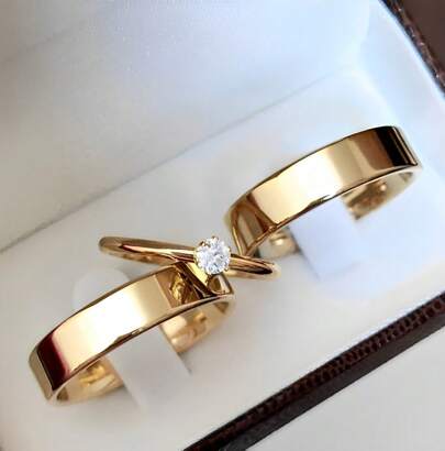 Par de Aliança Reta 6mm Mais Anel Solitário Aço Inoxidável Banhado a Ouro Casamento/ Namoro/ Noivado/ Compromisso