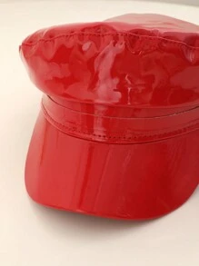 1 Stück wasserdichte Beanie-Mütze aus schwarzem und rotem Lackleder für Damen mit flacher Oberseite, schicker und ausgefallener europäischer und amerikanischer Stil, geeignet für Partys, Auftritte, Shopping und Fotografie