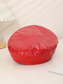 1 Stück wasserdichte Beanie-Mütze aus schwarzem und rotem Lackleder für Damen mit flacher Oberseite, schicker und ausgefallener europäischer und amerikanischer Stil, geeignet für Partys, Auftritte, Shopping und Fotografie
