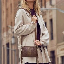 Stylowa torba typu crossbody z frędzlami z PU o dużej pojemności dla kobiet – wielokomorowy design z klasycznym, boho, zachodnim stylem, z frędzlami, nitami i kunsztem tkania. Uniwersalna torba na jedno ramię/do noszenia na ukos z odpinanymi, regulowanymi paskami. Idealna na zakupy, zajęcia na świeżym powietrzu, podróże i wyjścia. Idealny prezent dla rodziny i przyjaciół.
