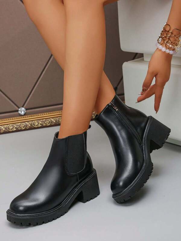 Klasyczne czarne płaskie botki damskie, uniwersalne modne botki do pracy