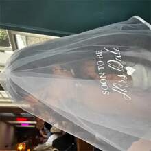 个性化定制准新娘短头纱，适合单身派对、周末旅行、告别单身派对、新娘送礼会、婚礼、订婚、未来太太等场合，可作装饰礼物。风格：耐用、复古、休闲、潮人、老钱、时尚、可爱、定制、个性化、独特、专属定制。适合女性、中学生、高中生、大学生、大一、大二、低年级学生。适合秋季穿着，可作服装配饰、定制婚礼配饰、女士发饰。 - 白色 - 查看 3