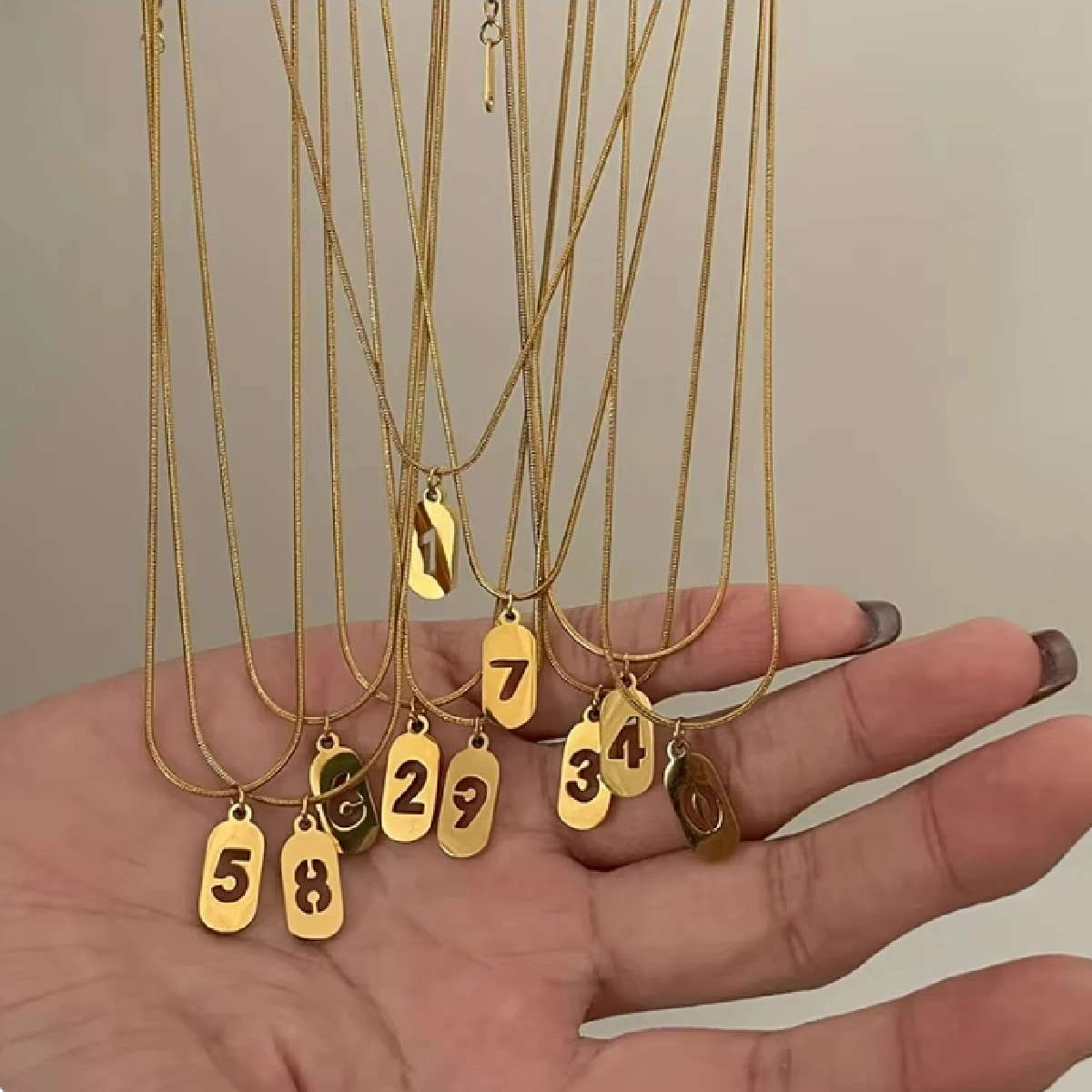 VKHK 1 Chiếc Dây Chuyền Mặt Dây Chuyền Sáng Tạo Bằng Thép Không Gỉ Mạ Vàng 18K Số 0 1 2 3 4 5 6 7 8 9 Cho Nam Nữ Thời Trang Quà Tặng Trang Sức Số May Mắn - Vàng - Xem 1