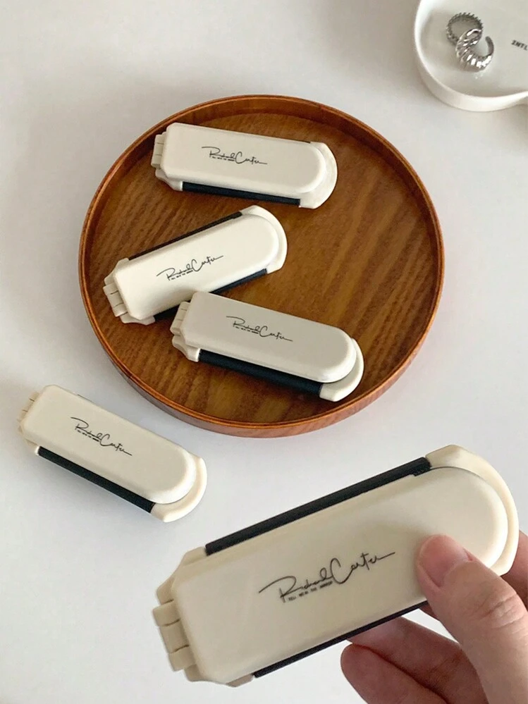 SHEIN X Milania 1 pieza Peine plegable - Color crema, portátil con espejo incorporado, cepillo de pelo, peine, herramientas para el cabello, productos y accesorios para el cabello para peluquería, salón de belleza, viajes esenciales, vuelta al colegio, vacaciones esenciales, accesorios para el cabello para mujeres - Blanco y Negro - Añade 4