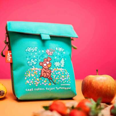 Jata Bolsa térmica para alimentos y snacks HOGAR HPOR7202. Reutilizable. Cierre con velcro. Con etiqueta de identificación. Con gancho y mosquetón. Interior impermeable. Hecho de material.