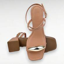 SOLAMELLO Women's Cross Strap Sandal With Pendant Block Heel - 杏色 - 查看 5
