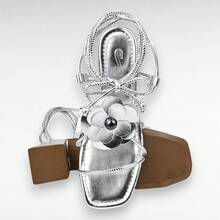 SOLAMELLO Women's Block Heel Sandal With Thin Strap And Flower - 銀色 - 查看 4