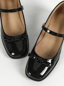 适合春季、秋季和所有季节的优雅女鞋，时尚百搭的简约设计，轻便舒适的高跟鞋和粗跟鞋，透气适合日常穿着，带扣闭合的一脚蹬，纯色：裸色、红色、黑色，蝴蝶结装饰玛丽珍圆头高跟鞋