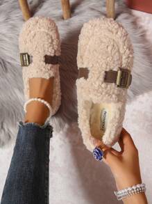 Nouvelles chaussures souples à enfiler en peluche pour femmes, avec bride et boucle métallique. Style simple et élégant, convenant à un port quotidien, intérieur et extérieur. Chaudes et confortables pour l'automne/hiver