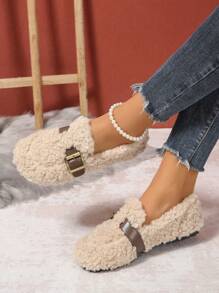 Nouvelles chaussures souples à enfiler en peluche pour femmes, avec bride et boucle métallique. Style simple et élégant, convenant à un port quotidien, intérieur et extérieur. Chaudes et confortables pour l'automne/hiver