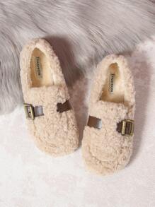 Nouvelles chaussures souples à enfiler en peluche pour femmes, avec bride et boucle métallique. Style simple et élégant, convenant à un port quotidien, intérieur et extérieur. Chaudes et confortables pour l'automne/hiver