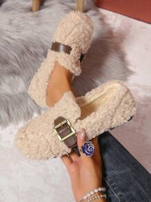 Nouvelles chaussures souples à enfiler en peluche pour femmes, avec bride et boucle métallique. Style simple et élégant, convenant à un port quotidien, intérieur et extérieur. Chaudes et confortables pour l'automne/hiver