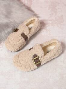 Nouvelles chaussures souples à enfiler en peluche pour femmes, avec bride et boucle métallique. Style simple et élégant, convenant à un port quotidien, intérieur et extérieur. Chaudes et confortables pour l'automne/hiver