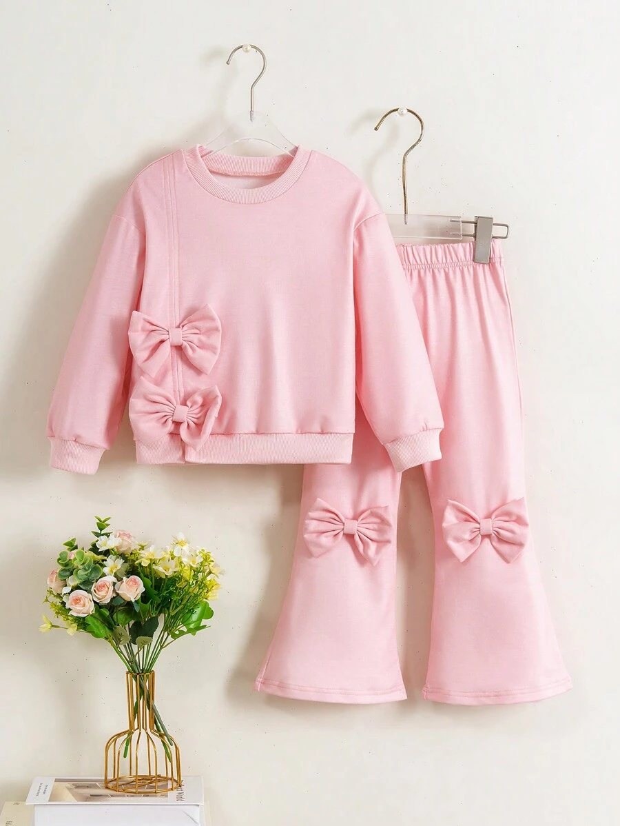 小女孩可爱蝴蝶结点缀粉色套装，采用弹性柔软面料制成，套头衫搭配喇叭裤，甜美而俏皮。粉色色调柔和，适合日常穿着和各种场合，轻松打造活力外观，宝宝衣柜中的百搭单品 - 粉色 - 查看 1