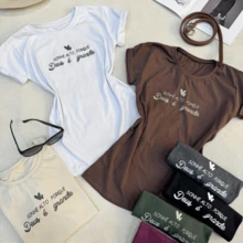 Women's T-Shirt With Phrase - 鏽棕色 - 查看 2