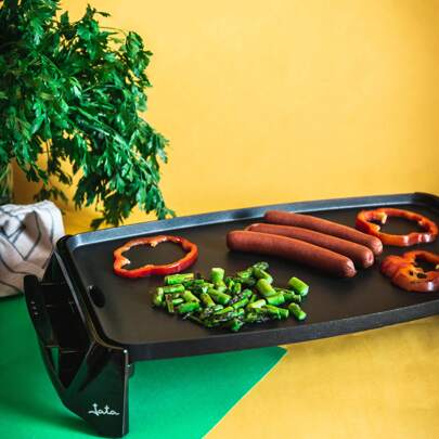 Jata Plancha de Asado GR195. Cocina uniformemente en toda la superficie. Superficie: 46 X 25 Cm. Antiadherente. Libre de PFOA. Muy resistente a los arañazos. Fácil de limpiar. Bandeja de recolección de salsa.