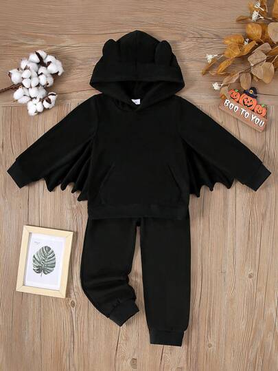 2pcs Halloween Toddler Boys Plush Bat Wing Pocket Hoodie Sweatshirt + Plush Cuffed Pants Set, Autumn/Winter
